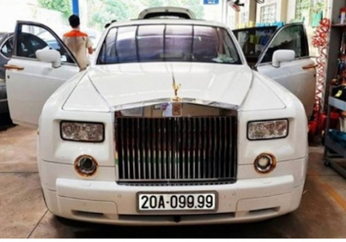 Siêu xe Phantom mạ vàng biểu tượng Spirit of Ecstasy, chiếc xe này sở hữu biển số siêu đẹp của đại gia Thái Nguyên.
