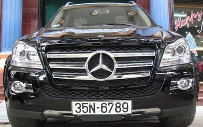 Mercedes-Benz GL550 được "trang trí" bằng biển số tiến siêu đẹp.