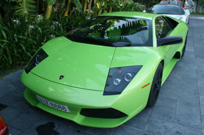 Siêu xe Lamborghini Murcielago LP640 màu xanh cốm chỉ có duy nhất một chiếc tại Việt Nam, về nước hồi cuối năm 2010, đeo biển tứ quý 8 và thuộc sở hữu của một thanh niên còn khá trẻ ở Đà Nẵng.