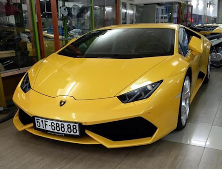 Nổi bật với màu vàng đặc trưng của Lamborghini và biển số tứ quý 8 và số đầu tiên là 6 "lộc", đây là chiếc siêu xe Lamborghini Huracan thứ 3 về tới Việt Nam trong năm 2015.