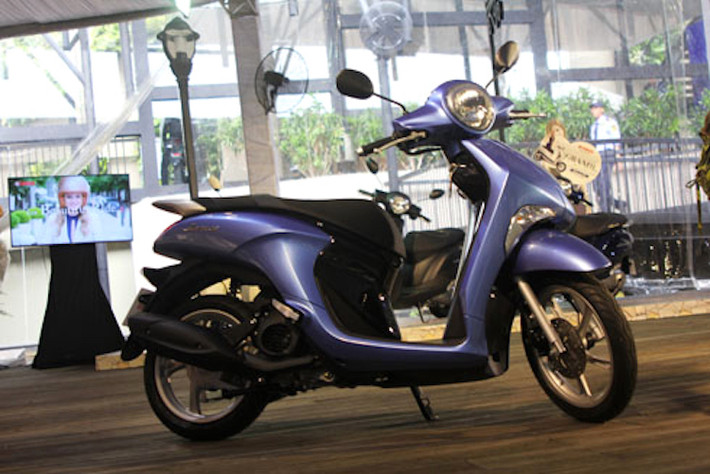 Theo Yamaha, Janus được thiết kế với ý tưởng "Vẻ đẹp hài hòa cùng tiện ích" (Beautility), với mục đích hòa hợp giữa 2 yếu tố là thời trang (beauty) và tiện ích (utility) để có thể hướng tới đối tượng khách hàng nữ từ 19 tới 26 tuổi. Tên gọi của xe xuất phát từ vị thần đại diện cho sự khởi đầu và thời gian Janus trong thần thoại Roman.