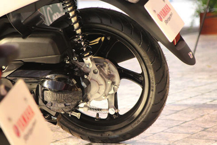 Cung cấp sức mạnh cho Janus là khối động cơ 125 cc 1 xi-lanh SOHC làm mát bằng gió, có công suất tương đối nhỏ 9,5 mã lực và mô-men xoắn cực đại 9,6 Nm. Sử dụng công nghệ Blue Core và nòng xi-lanh hợp kim DiASil, động cơ này cũng đã được sử dụng trên nhiều mẫu xe tay ga của Yamaha ở cả Việt Nam lẫn trên Thế giới.