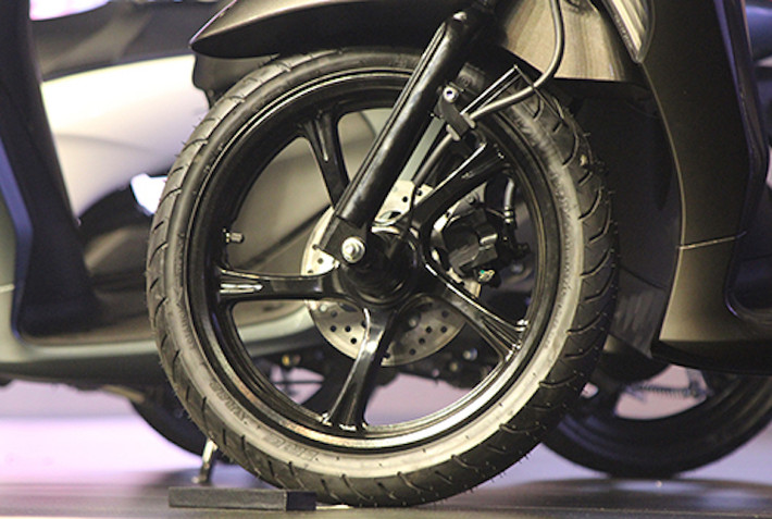 Giống như nhiều mẫu xe tay ga bánh lớn giá rẻ khác của Yamaha trong những năm qua, Janus sử dụng cấu hình bánh 14 inch 5 cánh kép xoắn, hệ thống phanh đĩa cho bánh trước và phanh đùm cho bánh sau, đã từng xuất hiện lần đầu trên chiếc Yamaha Mio thế hệ đầu tiên từ cách đây gần 15 năm.