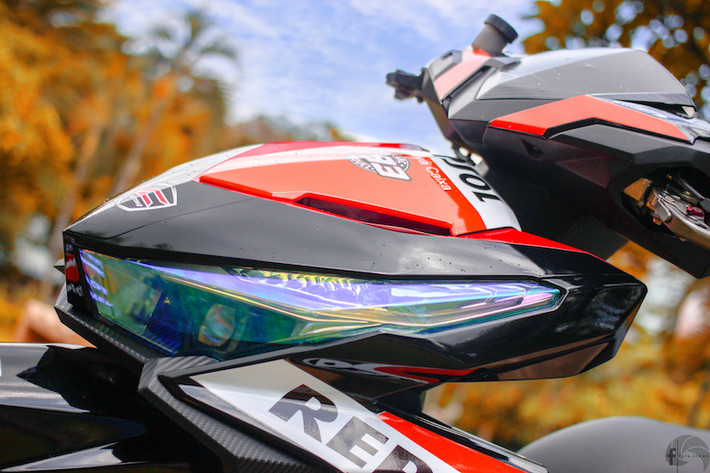 Toàn bộ dàn áo của chiếc xe cũng đã được trang trí lại với tem đấu Repsol đặc trưng của hãng xe Honda với 4 màu đen - cam - đỏ - trắng sặc sỡ. Chóa đèn trước của xe cũng đã được phủ pha lê đổi màu đẹp mắt.