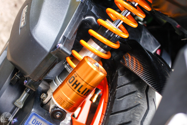 Giống như phuộc trước, phuộc sau xe cũng đã được nâng cấp lên loại Ohlins. Ngay bên cạnh là dè con phía sau được sơn carbon đẹp mắt.