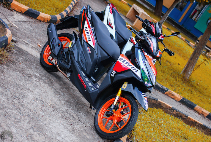 Với dàn tem Repsol cùng hàng loạt đồ chơi đầy hấp dẫn, chiếc xe tay ga Vario 150 của biker Sài Gòn này đã càng trở nên thể thao và hấp dẫn hơn.