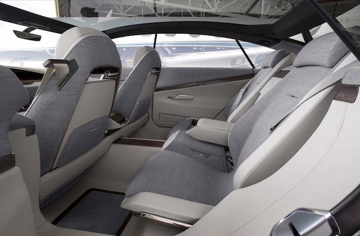 Dù là một mẫu xe sang trọng nhưng Cadillac đã sử dụng vải bọc nội thất màu ghi với các đường kẻ sọc nhỏ, kết hợp với da cao cấp màu trắng để đem tới cho nội thất xe vẻ trẻ trung hơn. Trên mỗi tựa đầu trước là hệ thống thông tin giải trí cho hàng ghế sau với các màn hình dạng tablet có thể giấu gọn khi không dùng tới.
