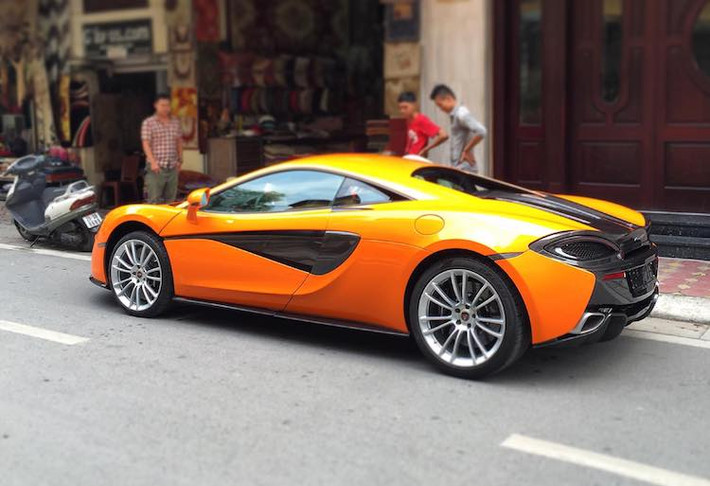 570S là mẫu siêu xe giá rẻ nhất của thương hiệu đình đám McLaren, vừa chỉ được ra mắt cách đây hơn 1 năm và thuộc dòng sản phẩm được hãng gọi là Sport Series. Là một mẫu siêu xe giá rẻ nhưng 570S lại có nhiều nét thiết kế giống chiếc 650S đắt tiền.