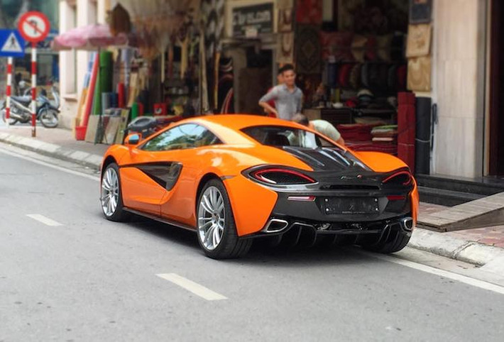 Dù có giá rẻ nhưng 570S vẫn có động cơ V8 3.8l tăng áp kép như "đàn anh" 650S, nhưng chỉ có công suất tối đa 570 PS (562 mã lực) và mô-men xoắn 600 Nm. Ngoài ra, bộ khung nguyên khối của 570S cũng tương tự như 650S.