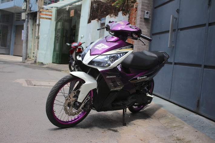 Được giới thiệu song song với phiên bản tại Việt Nam, tuy nhiên Honda Air Blade Thái Lan thế hệ đầu tiên với đèn pha kép thể thao được dân chơi ưa chuộng hơn. Từ mẫu xe này, nhiều người chơi xe đã tạo ra các bản độ đầy cá tính để khẳng định phong cách riêng của mình.