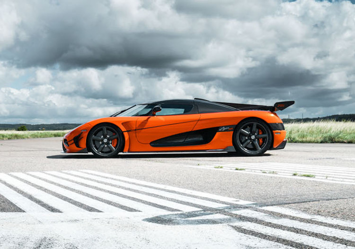 Agera XS được trang bị khối động cơ V8 5.0l tăng áp kép giống các phiên bản Agera khác, với công suất tối đa lên tới 1160 mã lực. Kèm theo động cơ là hộp số ly hợp kép 7 cấp. Trên lý thuyết, chiếc xe có thể đạt tốc độ tối đa 439 km/h cùng thời gian tăng tốc từ 0-100 km/h chỉ trong khoang 2,8 giây, 0-300 km/h trong 17,9 giây.
