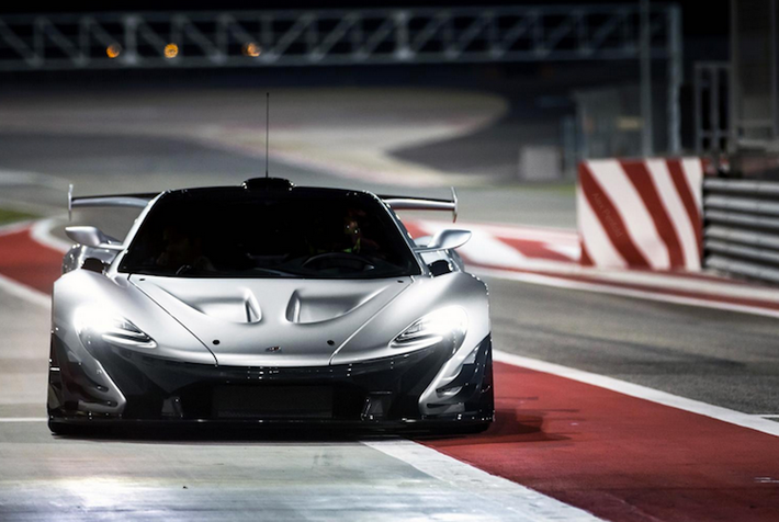 Siêu xe hybrid "khủng" nhất hiện nay của McLaren là P1 tại trường đua Dubai Autodrome ở Dubai - Các tiểu vương quốc Ả Rập Thống nhất.