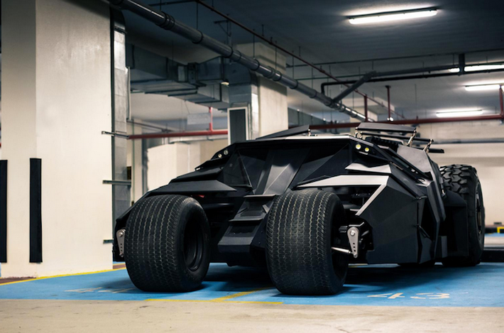 Liệu có phải siêu anh hùng Batman với khối tài sản "khổng lồ" của mình cũng là một cư dân tại Trung Đông? Không phải, chiếc xe này đã được một đại gia tại Dubai đặt làm giống 100% theo nguyên mẫu siêu xe Tumbler của Batman trong các phần phim The Dark Knight!