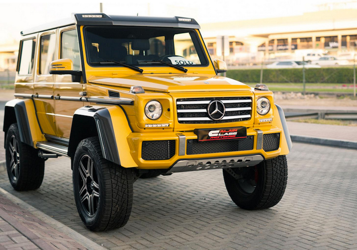 Siêu SUV Mercedes G500 4x4² với màu vàng đặc trưng và vẫn còn mang biển của một đại lý bán xe tại Ả Rập Saudi. Tuy nhiên trên kính xe, tờ giấy in chữ Sold đã chứng minh rằng chiếc xe này đã có đại gia đặt mua.
