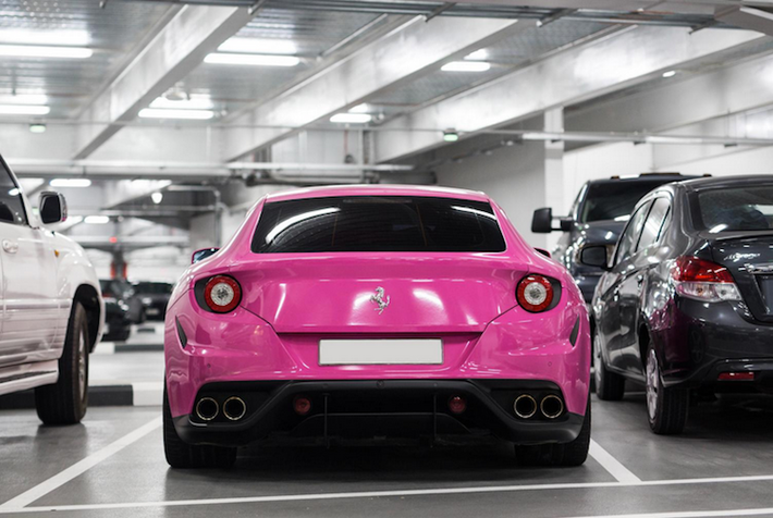 Một siêu xe Ferrari FF với màu hồng cực "độc" và nữ tính. Nhiều khả năng đây là chiếc xe của một "tiểu thư" con đại gia nào đó ở Các tiểu vương quốc Ả Rập Thống Nhất.