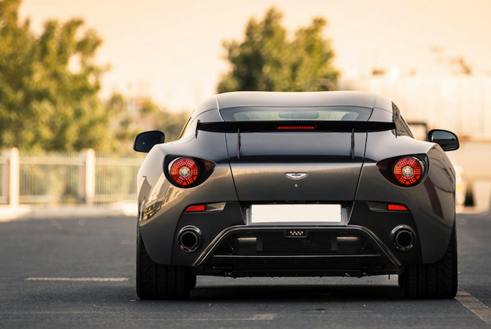 Siêu xe "hàng thửa" với số lượng cực ít Aston Martin V12 Zagato. Thân xe siêu đẹp của V12 Zagato được tạo ra từ nhôm và sợi carbon. Để chế tác ra chiếc xe, Zagato đã mất tới khoảng 2000 giờ công, trong đó 100 giờ chỉ dành cho việc sơn.