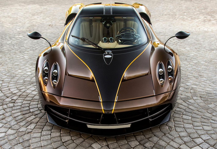 Siêu xe "hàng hiếm" Pagani Huayra với lớp vỏ sợi carbon trần được sơn màu đen và cafe trong suốt, khiến những vân carbon vẫn có thể nổi lên.