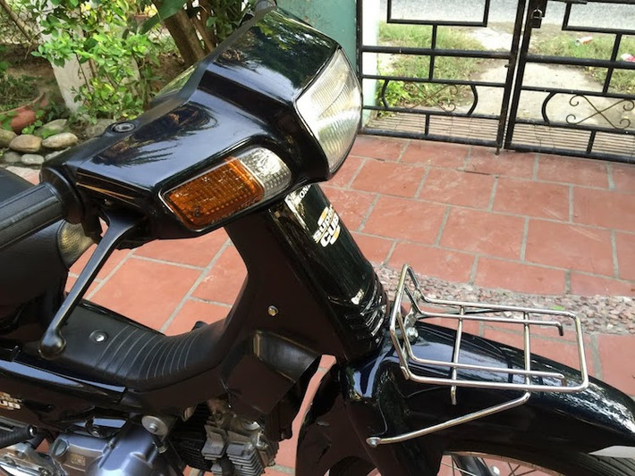So với Dream "cao" hay Dream II, các phiên bản của Cub Custom 100 có thiết kế mềm mại và liền lạc hơn. Phần đầu của chiếc xe vẫn có cách bố trí đèn tương tự như Dream II. Thay vì mặt nạ mạ chrome như Dream II hay Cub 100 EX, chiếc xe được dán tem chữ Super Cub ở phía trước.