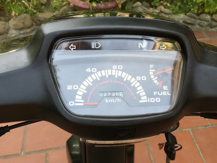 Bảng đồng hồ của chiếc xe có thiết kế giống Honda Dream "lùn", khác biệt duy nhất nằm ở bảng đồng hồ tốc độ giới hạn ở 100 km/h thay vì 120 km/h. Tuy nhiên, thay đổi này không mang nhiều ý nghĩa khi chúng đều có tốc độ tối đa khoảng 100 km/h ở điều kiện thực tế. Mới chỉ đi được 2736 km, chiếc xe gần như mới "đập thùng" và chạy rốt-đa xong.