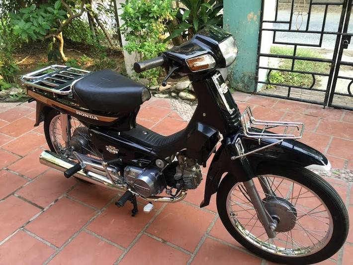 Được nhập vào Việt Nam trong khoảng từ những năm 80 tới giữa thập niên 90, số lượng Cub Custom 100 cực ít so với Dream Thái cùng đời. Đa số những chiếc xe này tới nay còn rất ít so với những chiếc Dream "lùn" hoặc Astrea Grand. Tuy nhiên, chiếc Cub Custom 100 của một nhà sưu tập xe tại Việt Nam vẫn gây "sốc" do còn mới như "đập hộp".