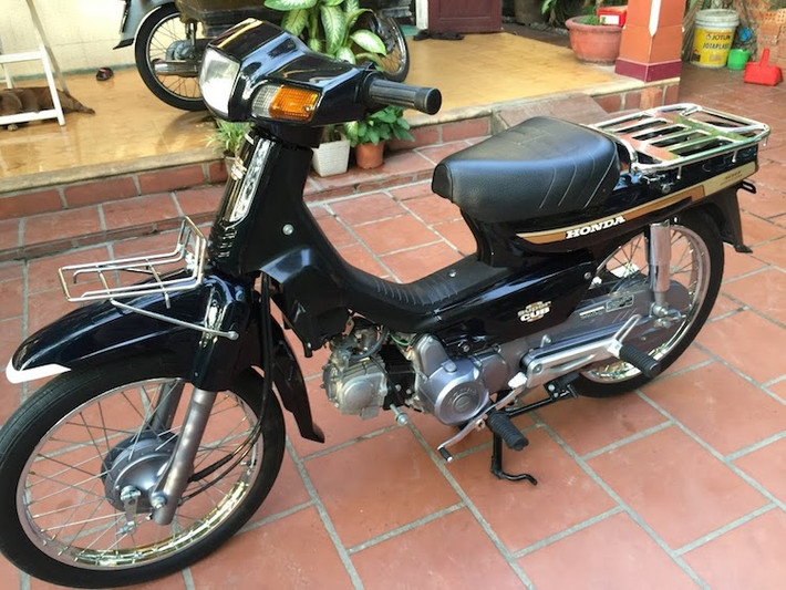 Được gọi tại Việt Nam với tên " Honda Dream lùn", Honda Super Cub Custom 100 là phiên bản phân phối tại Nhật Bản của chiếc Honda Dream nổi tiếng và là "hậu duệ" trực tiếp của chiếc Cub 82 trước đó. Ngoài ra, mẫu xe này còn được bán với tên gọi Astrea Grand tại Indonesia.