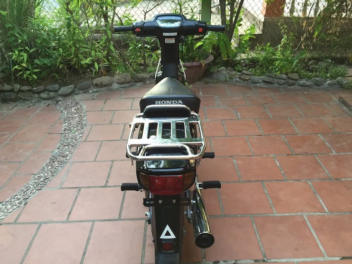 Thay vào vị trí yên sau của xe là baga cột hàng giống như nhiều thế hệ Super Cub tại Việt Nam trước đây. Tại Nhật, những mẫu xe underbone phân khối nhỏ như Super Cub được sử dụng rất phổ biến để giao hàng, chính vì vậy chúng thường được bán với baga gắn sẵn ở phía sau.