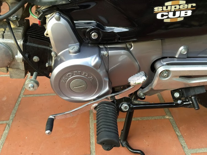 Bưởng máy của chiếc Honda Cub Custom 100 này vẫn còn mới tinh, hoàn toàn không có một vết xước và lấp lánh ánh nhũ bạc như mới rời khỏi nhà máy của Honda tại Nhật Bản.