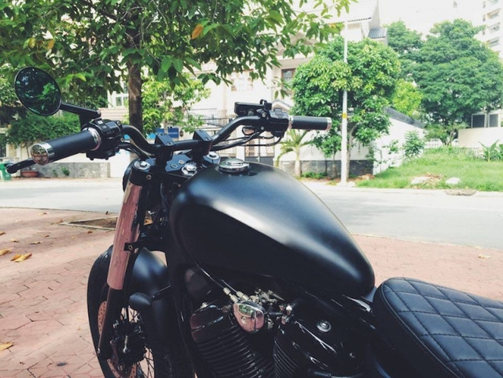 Tay lái nguyên bản kiểu cruiser của Steed đã được thay bằng tay nhôm dạng tracker của Rizoma, khiến cho tư thế ngồi của chiếc xe hơi khom lưng về phía trước và trở nên cá tính hơn. Với màu sơn đen mờ toàn thân, chiếc Steed trông càng "ngầu" hơn nữa.
