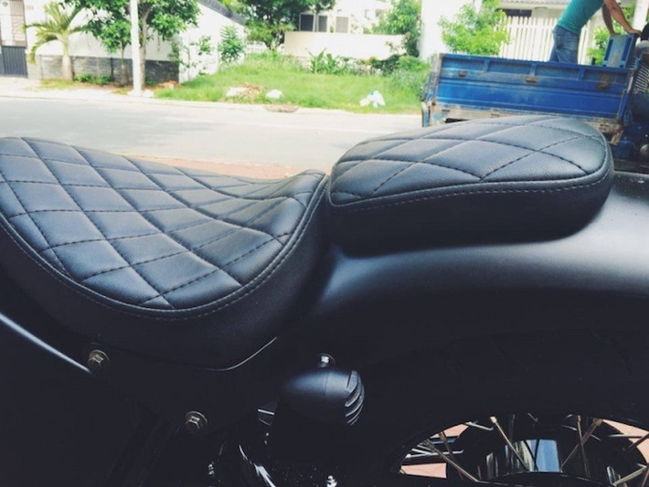 Bộ yên nguyên bản của Steed 400 đã được gọt lại, sau đó chần chỉ vân con thoi như ghế ngồi của những chiếc xe môtô siêu sang. Bên dưới là cặp đèn pha "hột vịt" với lưới ngang theo phong cách của đèn trước.