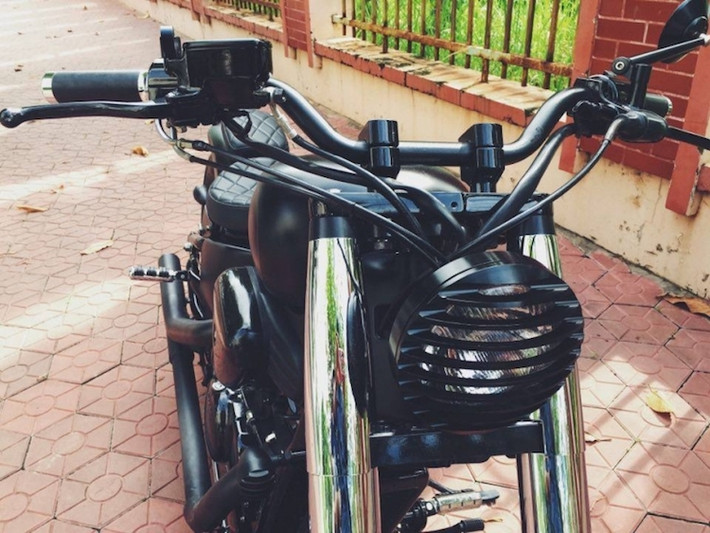 Ở phía trước, nguyên cụm chảng ba trên dưới cùng cặp phuộc nguyên bản của Steed đã được thay bằng phuộc có đường kính lớn hơn từ một mẫu xe khác, khiến cho chiếc xe trông khỏe mạnh hơn. Nằm giữa cặp phuộc là đèn pha với những hàng lưới chắn theo phong cách xe quân sự.