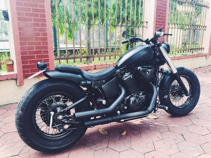 Ở dạng nguyên bản, Honda Steed có vành trước đường kính lớn tới 19 inch và lốp bản mỏng trông khá "yếu". Tuy nhiên trên chiếc xe này, chủ xe đã lựa chọn cấu hình vành 16 inch cho bánh trước, kèm theo đó là cặp lốp "béo" cho cả 2 bánh khiến chiếc xe trông mạnh mẽ hơn nhiều.