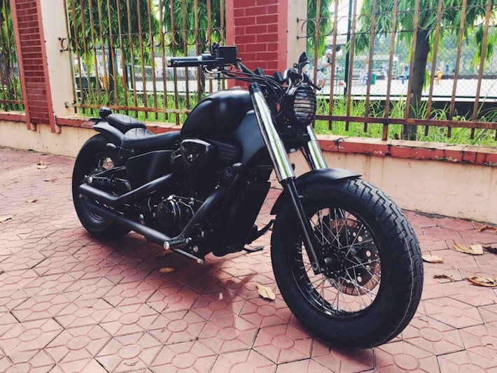 Xuất hiện với số lượng khá nhiều ở Việt Nam, mẫu cruiser Honda Steed 400 là một trong những dòng xe rất được ưa chuộng để độ lên dáng bobber. Chiếc xe trong bài viết này là một ví dụ, khi chỉ bằng cách thay đổi một số chi tiết, chủ xe đã biến nó trở thành một chiếc bobber đầy tối giản nhưng vẫn cực "ngầu".