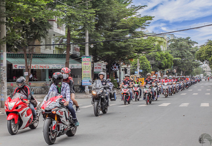 Những chiếc xe phân khối lớn "khủng" như Honda CBR1000RR, Honda CB1000R, Suzuki Hayabusa, Yamaha R1 2016, Kawasaki Versys... chạy phía trước đoàn xế nổ Exciter diễu hành để đảm bảo đội hình.
