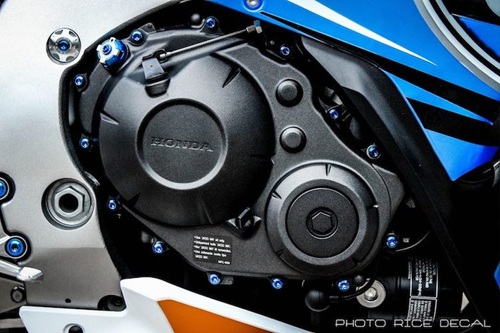 Khối động cơ 1000 cc 4 xi-lanh DOHC đã được giữ nguyên, chỉ được chủ xe trang trí lại bằng dàn ốc titan của Proti, nắp nhớt Pulg và thay lọc nhớt "hàng hiệu" K&N.
