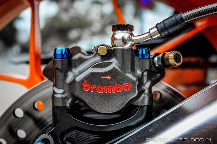 Bản thân hệ thống phanh sau của xe cũng đã được nâng cấp với heo Brembo Moto 3 kèm pát CNC. Kết thúc bản độ là chắn bùn sau bằng sợi carbon.