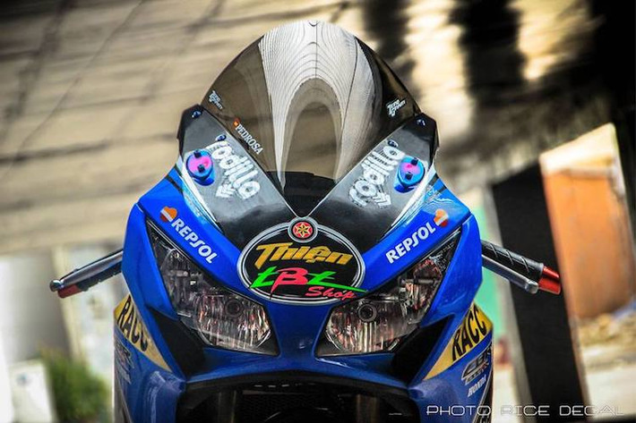 Để nâng cấp cho CBR1000RR, một biker tại Sài Gòn đã trang bị cho chiếc xe hàng loạt "đồ chơi" từ các hãng có tên tuổi, đồng thời dán tem trùm phong cách xe đua để khiến nó trở nên hấp dẫn hơn. Ở phía trước, chiếc xe đã được thay kính chắn gió Zero và tháo bỏ gương chiếu hậu, thay bằng cặp che chân kính titan.