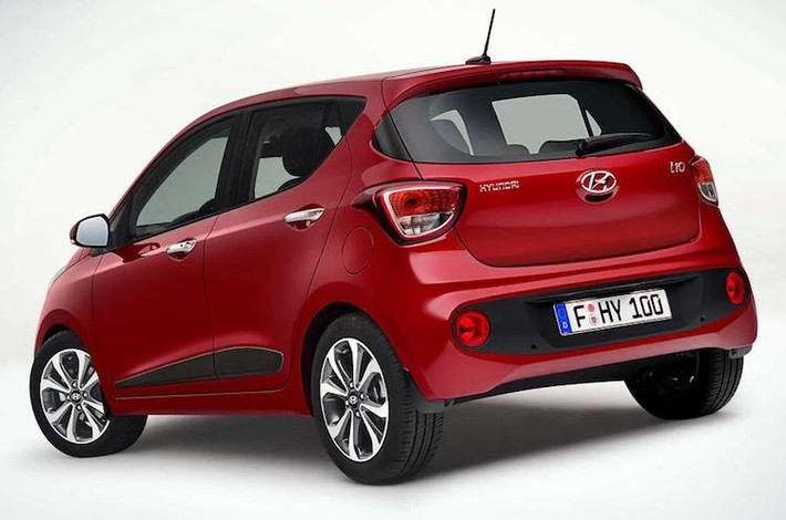 Cuối cùng, đèn hậu của i10 2017 đã được Hyundai đổi thiết kế chóa bên trong để khiến chiếc xe trông hiện đại hơn, đồng thời cản sau của chiếc xe nay cũng được ốp thêm một dải nhựa đen to bản,