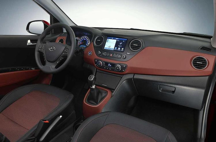 Ở bên trong nội thất, dù không thay đổi về thiết kế nhưng Hyundai đã bổ sung cho chiếc xe thêm một số tiện nghi mới, trong đó nổi bật nhất là hệ thống thông tin giải trí với màn hình 7 inch và kết nối smartphone Apple CarPlay/Android Auto.