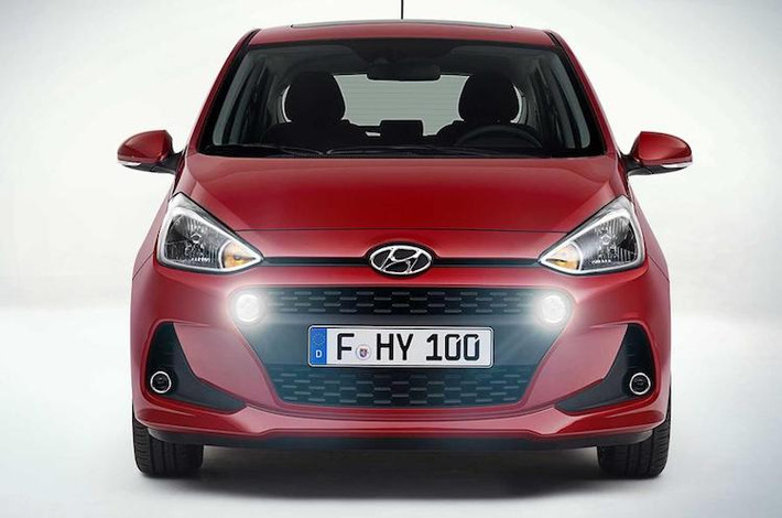 Trên i10 2017, Hyundai đã thiết kế lại hoàn toàn cản trước của chiếc xe. Trong đó, 2 hốc đèn sương mù của xe được lấy cảm hứng từ chiếc Elantra, trong khi lưới tản nhiệt của i10 nay đã được làm rộng hơn, đem tới cảm giác thể thao hơn và được tích hợp thêm 2 đèn chiếu sáng ban ngày LED.