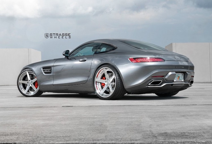 Ở phía sau, chiếc xe còn có ống xả thể thao và cánh khuếch tán gió bằng sợi carbon. Tuy nhiên, AMG GT không sử dụng phần mui phẳng với cửa mở kiểu cánh chim như SLS AMG, mà thay vào đó là cửa mở kiểu truyền thống và vòm mái cong về phía sau.