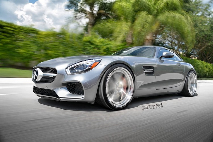 Cả hai phiên bản AMG GT và GT S đều được trang bị động cơ 4 lít V8 tăng áp kép. Tuy nhiên, phiên bản GT S có công suất lên tới 510 mã lực tại 6.250 vòng/phút và mô-men xoắn cực đại 650 Nm.