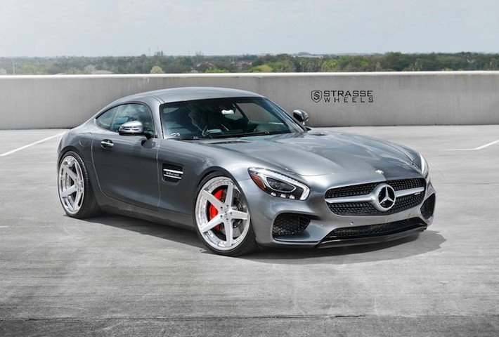 Là "hậu duệ" của siêu xe "cánh chim" SLS AMG trước đây, AMG GT được bán với 2 phiên bản là bản thường và bản thể thao Mercedes AMG GT S. Mãi cho đến thời gian vừa qua, Mercedes mới bổ sung một phiên bản đặc biệt mang tên AMG GT R.
