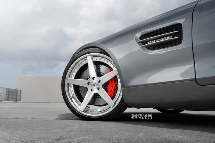 Vốn đã có thiết kế rất đẹp mắt, Mercedes AMG GT S lại càng trở nên thu hút hơn khi được xưởng Amazing Autoworks ở Miami trang bị cho một bộ mâm "hàng hiệu" của hãng Strasse Wheels.
