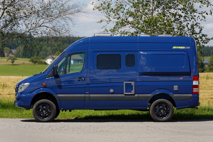 So với một chiếc Sprinter thường, HYMERCAR Grand Canyon S có một số khác biệt lớn ở thân xe. Trong đó, phần thân bên trái được bố trí một số vị trí gắn các phụ kiện chuyên dụng, cùng với lỗ để đổ thêm nước vào bình trữ được tích hợp trên xe. Đồng thời, ô cửa phía sau cột C và D được che bằng một nắp có thể mở ra.