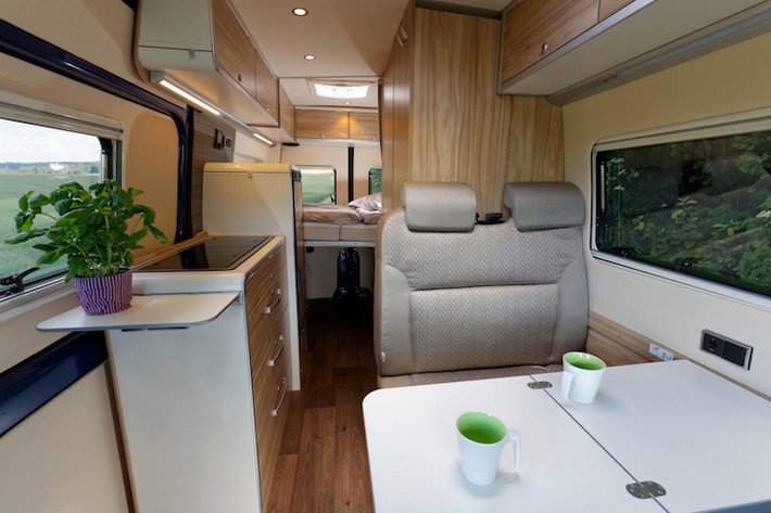 Ở bên trong không gian thùng xe phía sau của Sprinter, Mercedes đã khéo léo bố trí một cách gọn gàng và khoa học đầy đủ tất cả các tiện nghi cần thiết của một ngôi nhà bình thường cho xe. Trong đó, các tủ và kệ phân nội thất xe ra thành những khu sinh hoạt khác nhau.