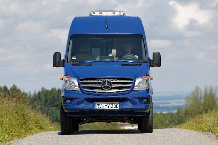 Được thiết kế dựa trên dòng xe van Mercedes Sprinter thế hệ mới nhất, HYMERCAR Grand Canyon S là một mẫu xe kiêm nhà di động có kích thước gọn gàng nhưng vẫn được trang bị đầy đủ tiện nghi sống, hướng tới những người thích cắm trại ngoài trời hay du lịch xuyên quốc gia.