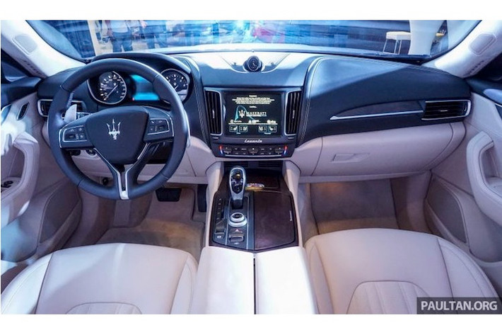 Ở bên trong nội thất của Levante, các chi tiết được bố trí khá giống dòng sedan Ghibli. Nằm chính giữa bảng điều khiển trung tâm là hệ thống thông tin giải trí thế hệ mới với màn hình 8,4 inch cảm ứng. Nếu muốn chiếc xe sang trọng, tiện nghi và phong cách hơn, khách hàng có thể lựa chọn giữa 3 gói trang bị là Zegna Edition, Luxury và Sport.