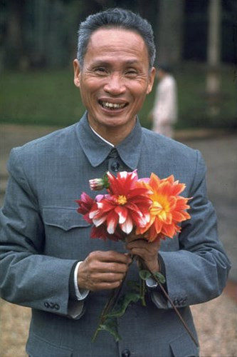 Thủ tướng Phạm Văn Đồng cầm hoa thược dược trồng trong vườn Phủ Chủ tịch ở Hà Nội.