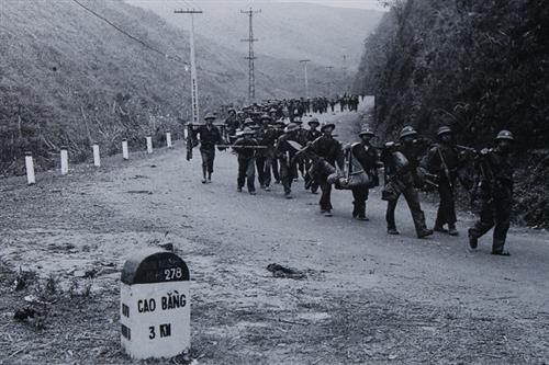 Từ ngày 17/2 – 16/3/1979 (năm Kỷ Mùi), trên toàn tuyến biên giới phía Bắc đã diễn ra cuộc chiến tranh chống lại quân xâm lược Trung Quốc. Ảnh: Tù binh Trung Quốc bị chiến sĩ Việt Nam bắt giữ trong chiến tranh biên giới 1979. Ảnh: Mạnh Thường.