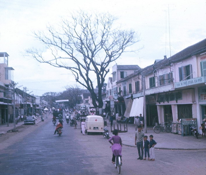 Có thể thấy, cách đây hơn 40 năm, Đà Nẵng là một thành phố khá đơn sơ với rất ít nhà cao tầng, dù đây là thành phố lớn thứ 2 ở miền Nam Việt Nam.